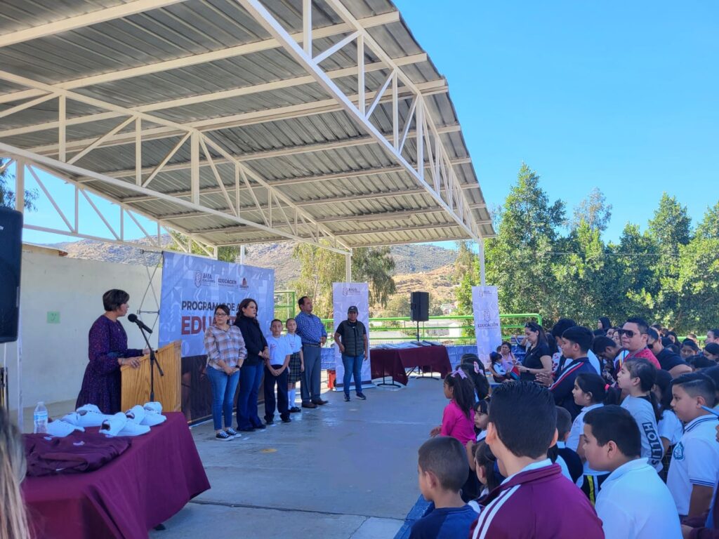 ENTREGA SECRETARÍA DE EDUCACIÓN BC APOYOS A ESTUDIANTES DEL NIVEL BÁSICO DE TECATE