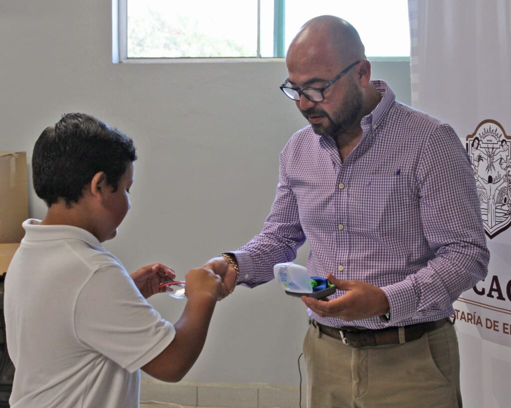 ENTREGA SECRETARÍA DE EDUCACIÓN LENTES A 351 ESTUDIANTES DE ENSENADA