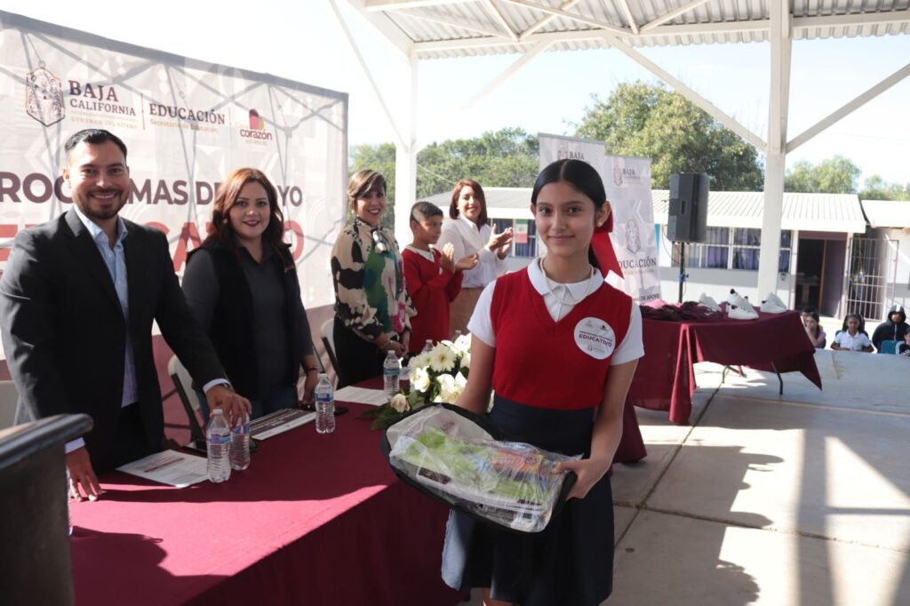 REAFIRMA SECRETARÍA DE EDUCACIÓN SU COMPROMISO AL ENTREGAR APOYOS A ESTUDIANTES DE PLAYAS DE ROSARITO