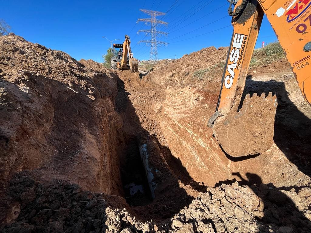 ATIENDE CESPT FUGA EN ACUEDUCTO FLUJO INVERSO