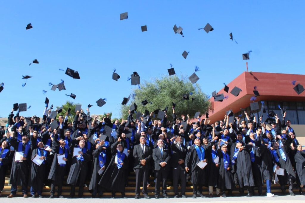 EGRESAN DE LA UTT CERCA DE 800 PROFESIONISTAS