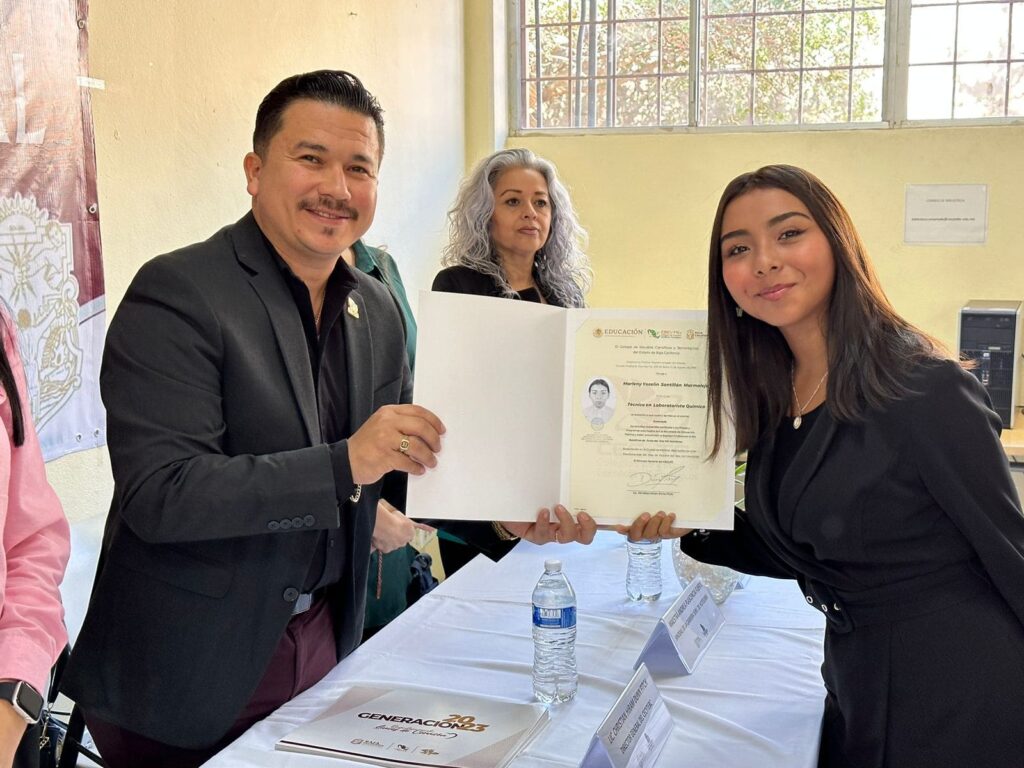 REALIZA CECyTE ENSENADA ENTREGA DE TÍTULOS PROFESIONALES