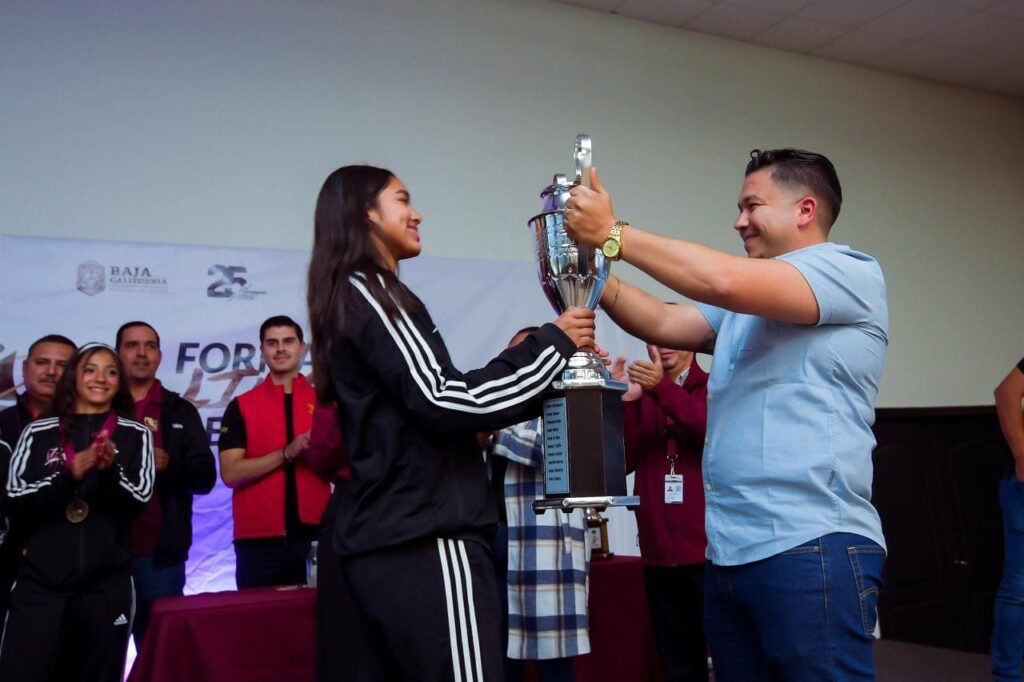 RECONOCE CECyTE BC A DELEGACIÓN DEPORTIVA POR SU DESTACADO DESEMPEÑO EN ENCUENTRO NACIONAL