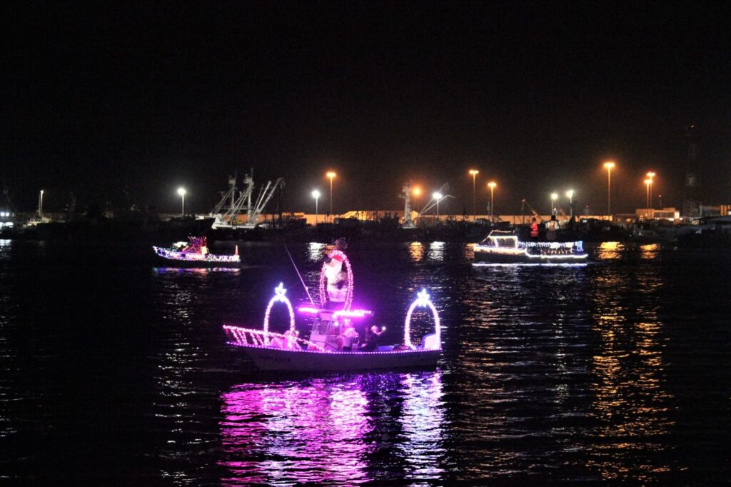 DISFRUTAN FAMILIAS TRADICIONAL DESFILE DE EMBARCACIONES ILUMINADAS: SEPESCA BC