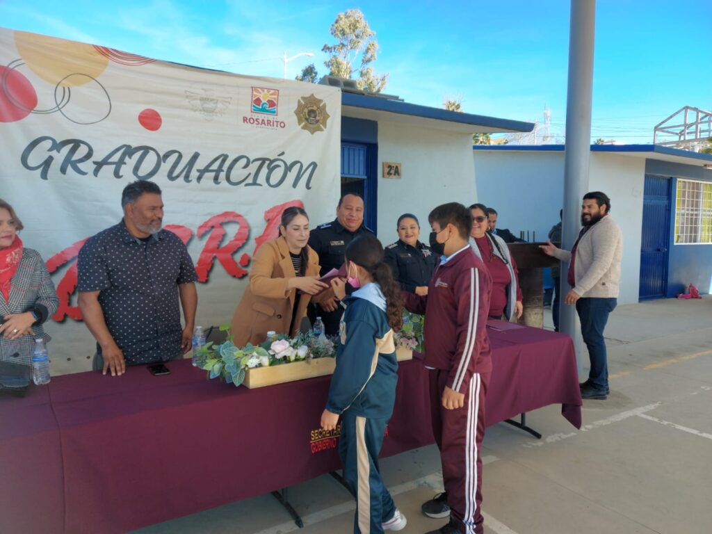 ENTREGAN SECRETARÍA DE EDUCACIÓN Y PROGRAMA D.A.R.E RECONOCIMIENTOS A ESTUDIANTES DE PRIMARIA EN PLAYAS DE ROSARITO