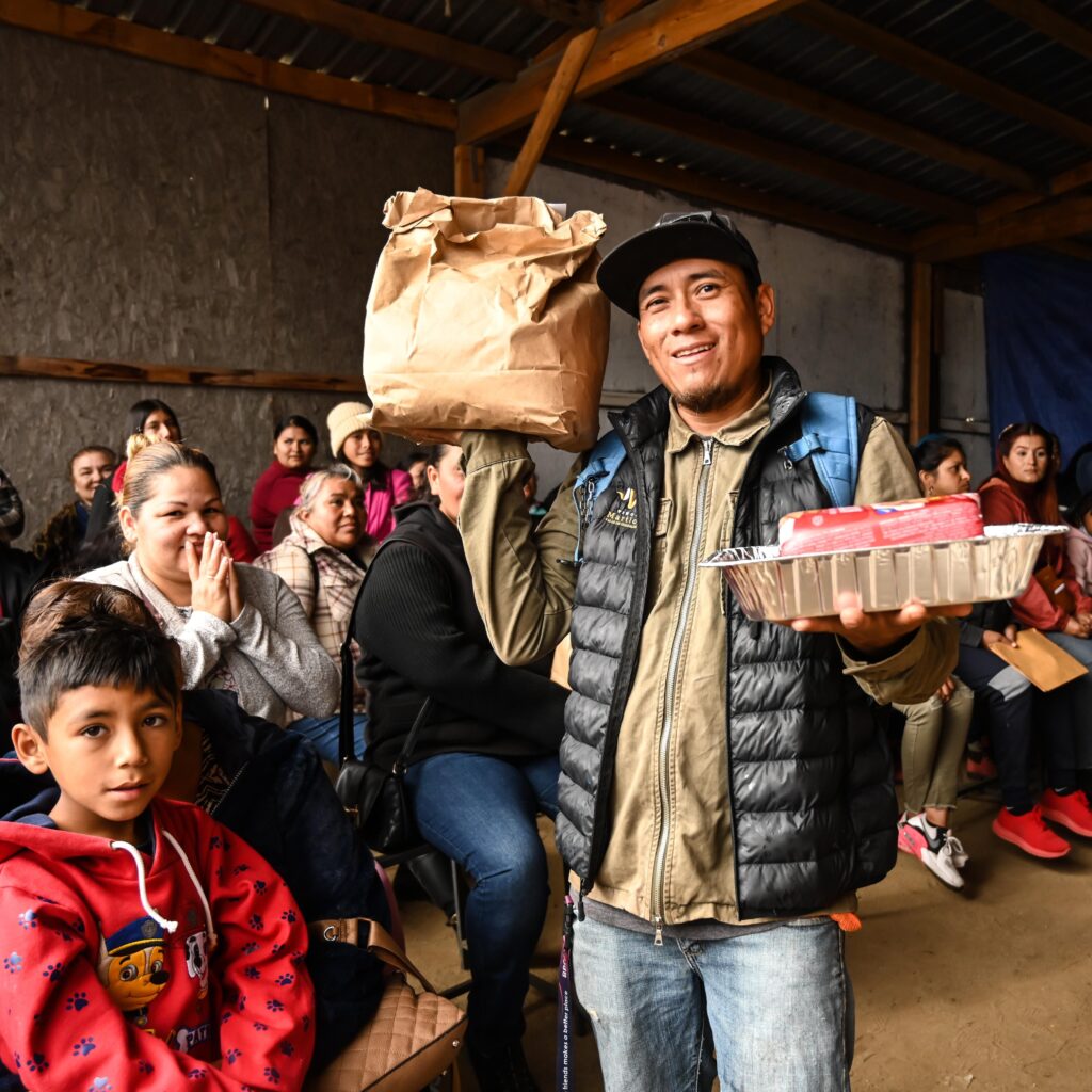 LLEVA ARMANDO SAMANIEGO MIL CENAS NAVIDEÑAS A FAMILIAS VULNERABLES DE BAJA CALIFORNIA