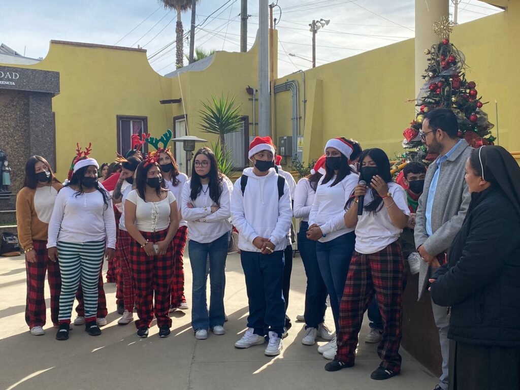 LLEVAN ESTUDIANTES DE CONALEP ENSENADA DONATIVOS A PERSONAS MAYORES DE CASA HOGAR