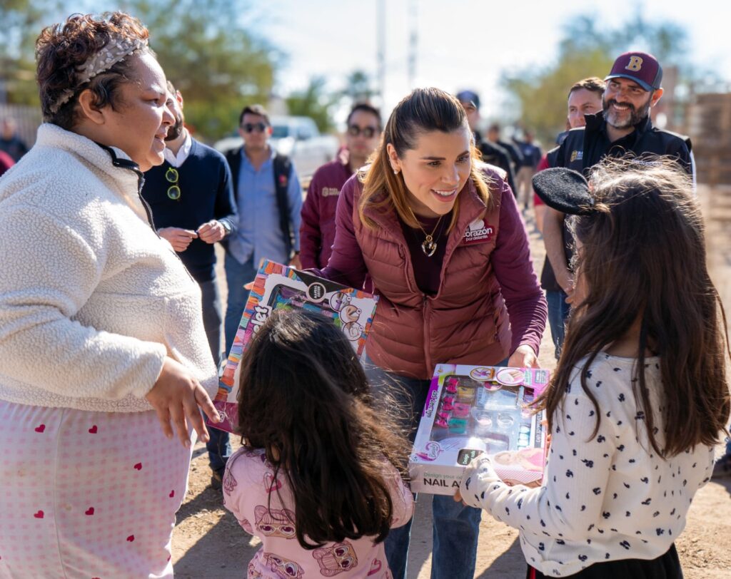 LLEVA MARINA DEL PILAR CENAS NAVIDEÑAS Y REGALOS A LA COMUNIDAD