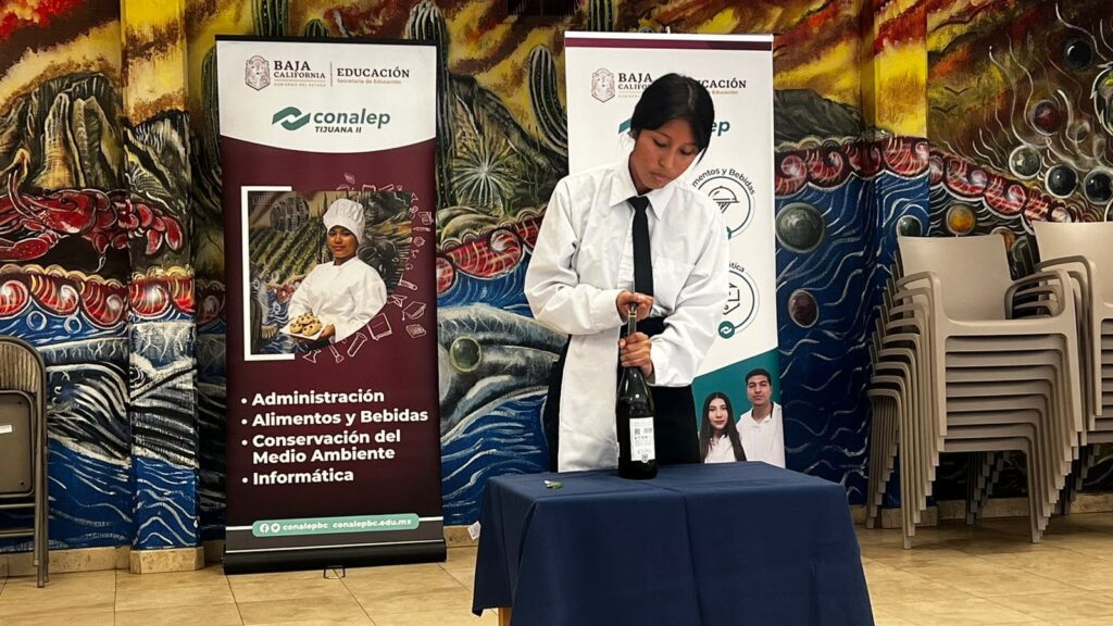 PRESENTAN EVALUACIÓN FINAL ESTUDIANTES DE ALIMENTOS Y BEBIDAS DE CONALEP PLANTEL TIJUANA II CON MARIDAJE DE PLATILLOS Y VINOS