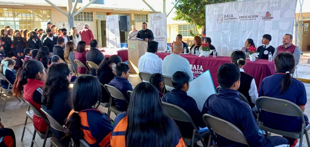 REALIZA SECRETARÍA DE EDUCACIÓN ENTREGA DE APOYOS EDUCATIVOS EN SAN QUINTÍN