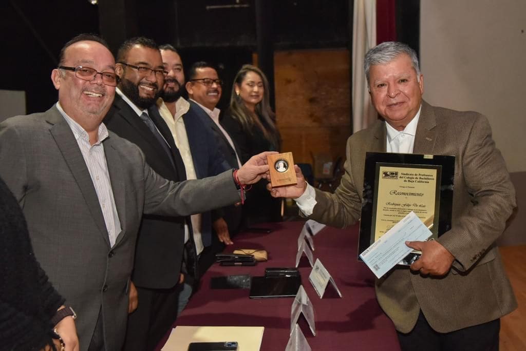 RECONOCE COBACH BC A 124 DOCENTES POR AÑOS DE SERVICIO