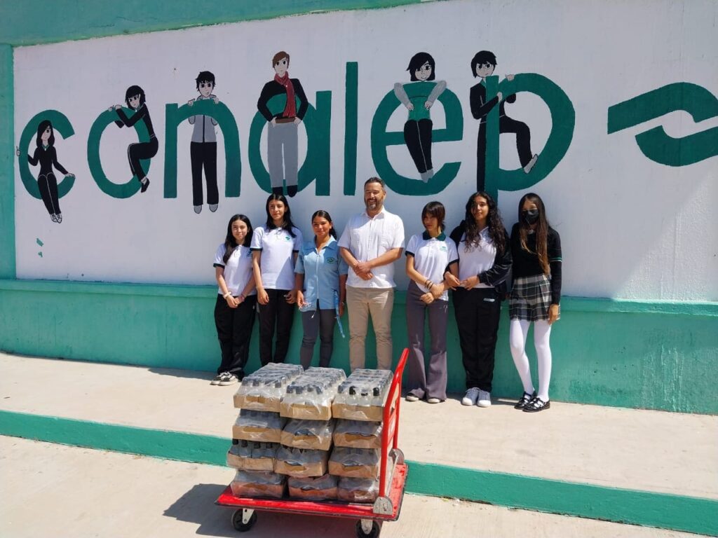 DONAN MAS DE 200 BOTELLAS DE GEL ANTIBACTERAL AL ALUMNADO DE CONALEP PLANTEL ENSENADA