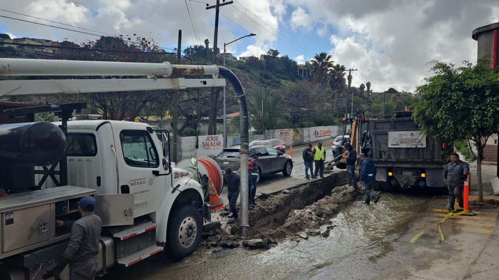 AVANZA CESPT EN ATENCIÓN A COLAPSO DE TUBERÍA SANITARIA EN AVENIDA GUADALAJARA DE LA COLONIA EMPERADORES