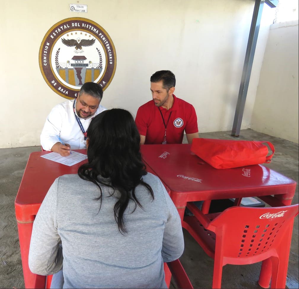 BRINDA CONSULADO AMERICANO ATENCIÓN A PERSONAS PRIVADAS DE LA LIBERTAD EN EL CENTRO PENITENCIARIO DE ENSENADA