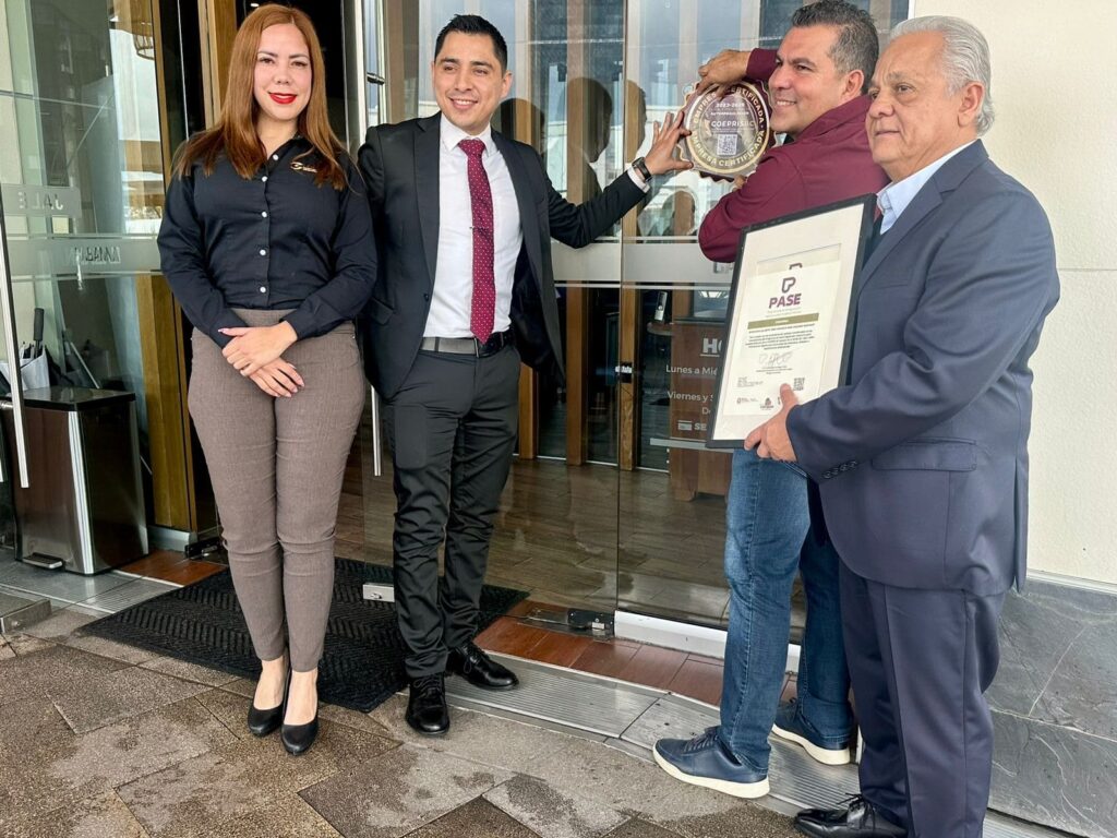 ENTREGA COEPRIS BC RECONOCIMIENTO A RESTAURANTES QUE CUMPLEN EL PROGRAMA PASE