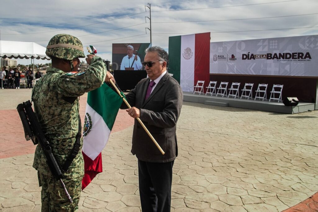 PRESIDE SECRETARIO DE EDUCACIÓN CEREMONIA DEL DÍA DE LA BANDERA