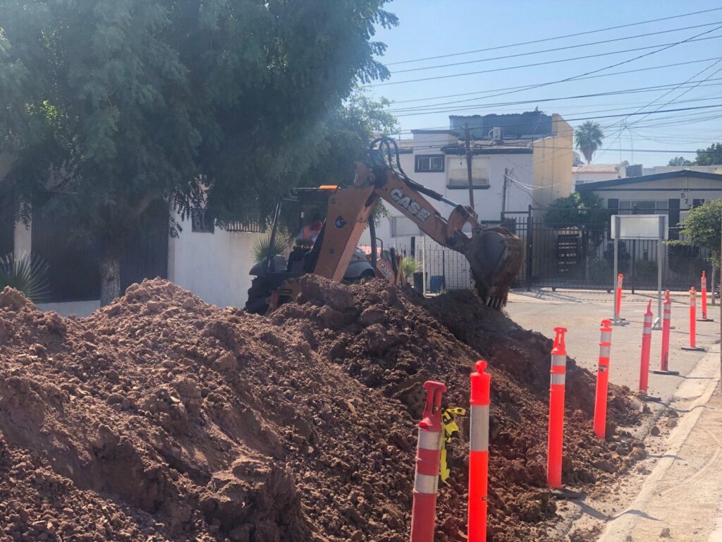 AVANZAN LOS TRABAJOS DE REPOSICIÓN DE TUBERÍA DE ALCANTARILLADO PLUVIAL EN JARDINES DEL LAGO