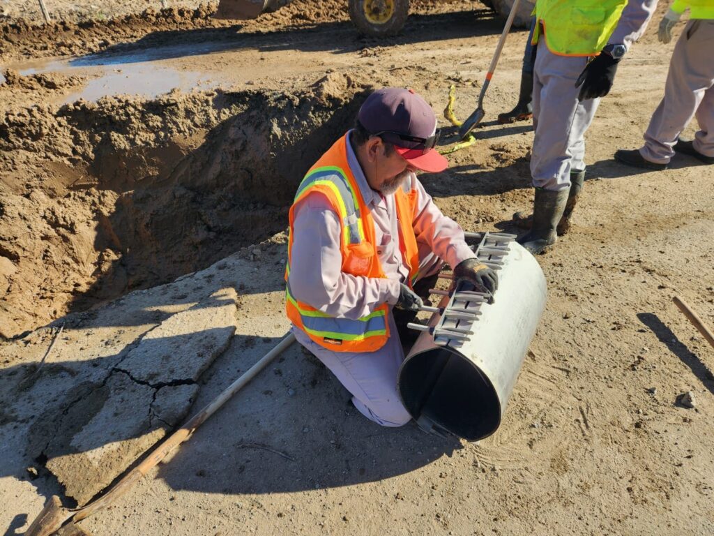 REPARACIÓN DE LÍNEA DE AGUA POTABLE EN GUADALUPE VICTORIA POR PARTE DE CESPM