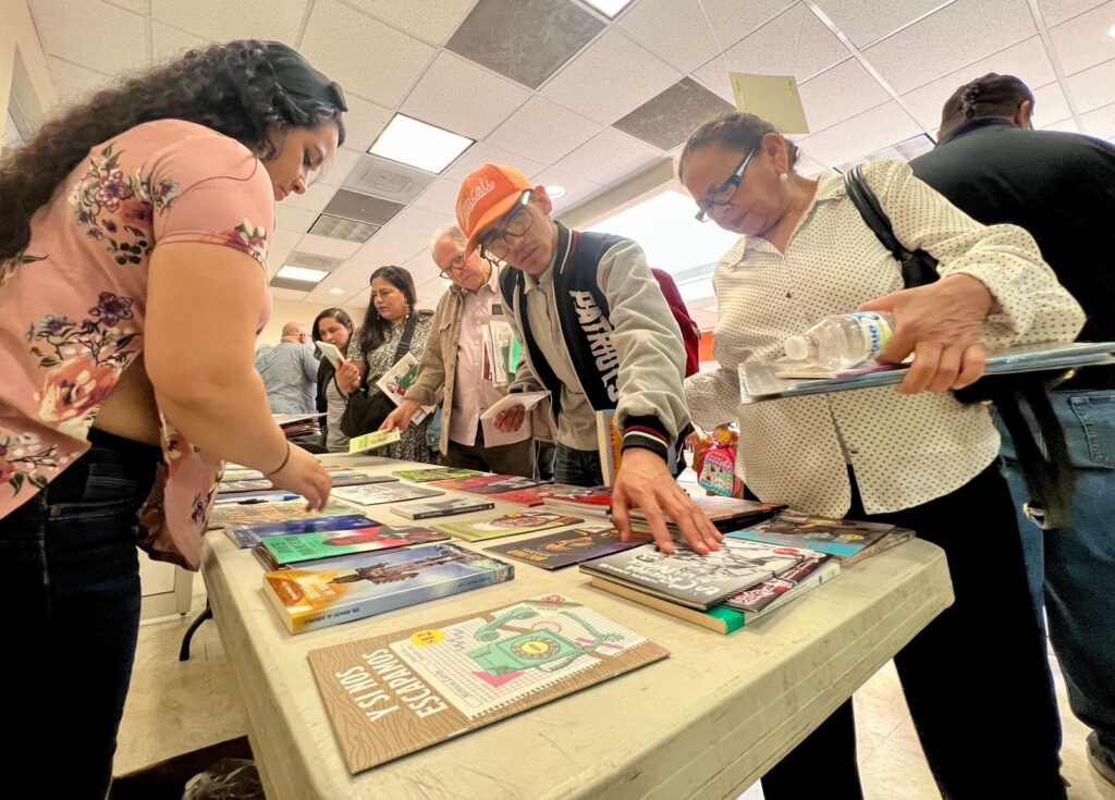 SOSTIENEN MEDIADORES DE SALAS Y CLUBES DE LECTURA ENCUENTRO CON PACO IGNACIO TAIBO II