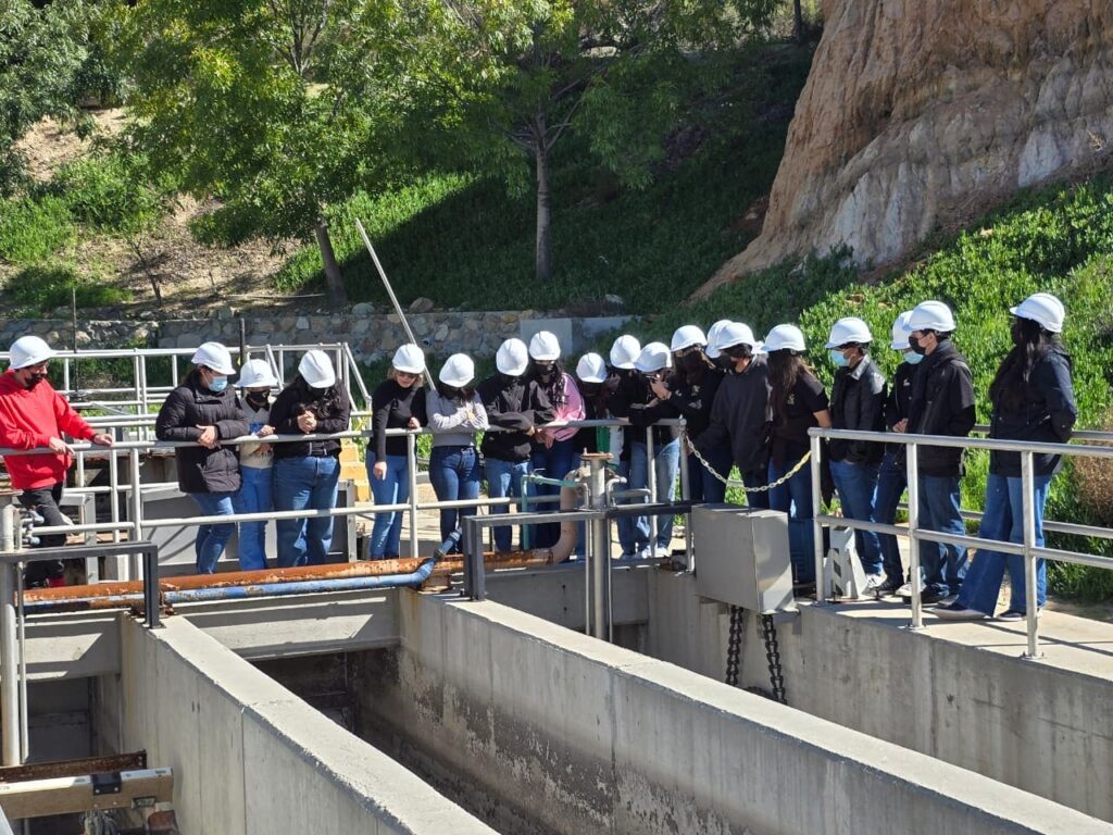 VISITAN ESTUDIANTES PLANTA DE TRATAMIENTO JOSÉ ARTURO HERRERA