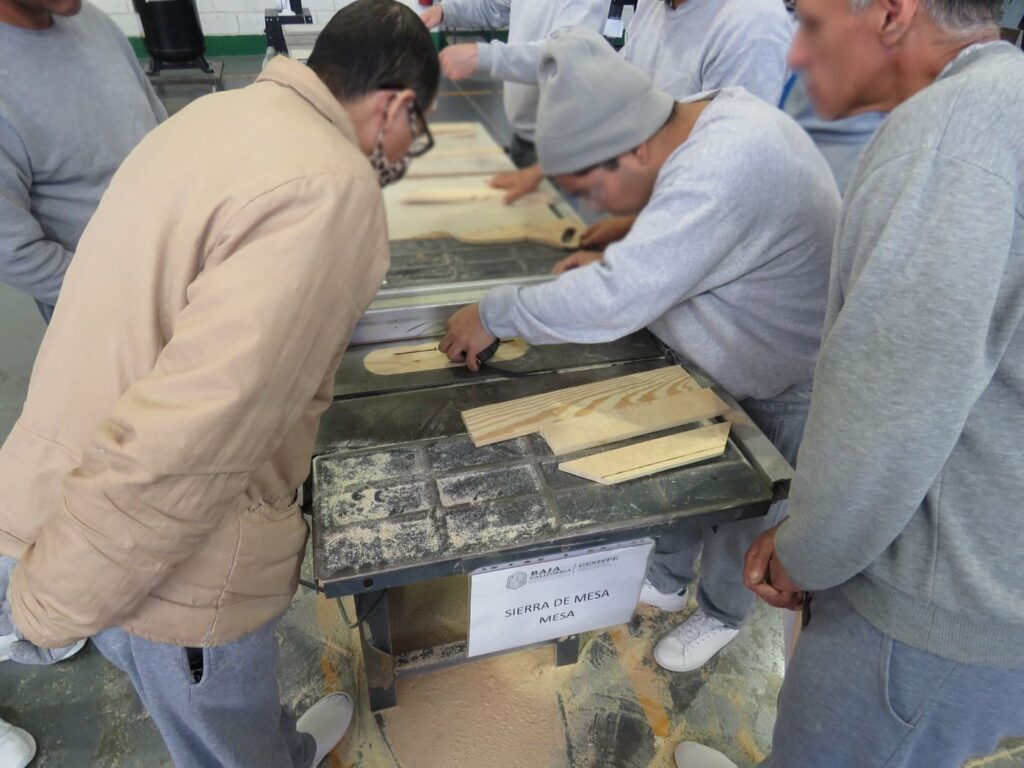 FINALIZAN CURSO DE EBANISTERÍA PERSONAS PRIVADAS DE LA LIBERTAD DEL CENTRO PENITENCIARIO EL HONGO I