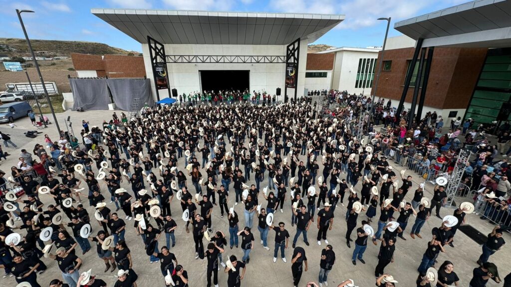 CELEBRAN LUNADA VAQUERA CON BAILE MONUMENTAL EN CEART ROSARITO