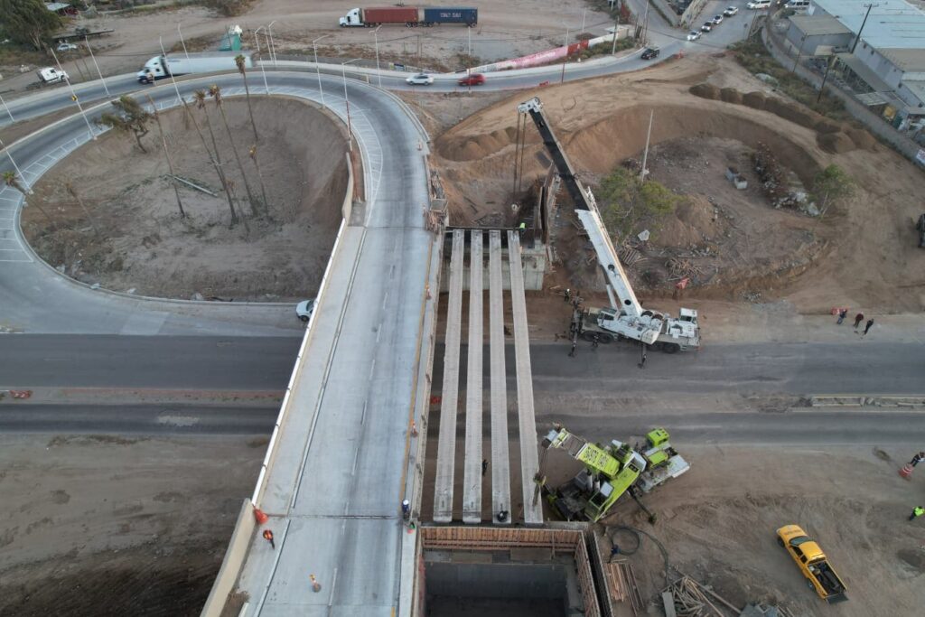 CONCLUYE SIDURT MONTAJE DE TRABES EN NUEVO PUENTE DEL NODO VIAL EL SAUZAL EN ENSENADA