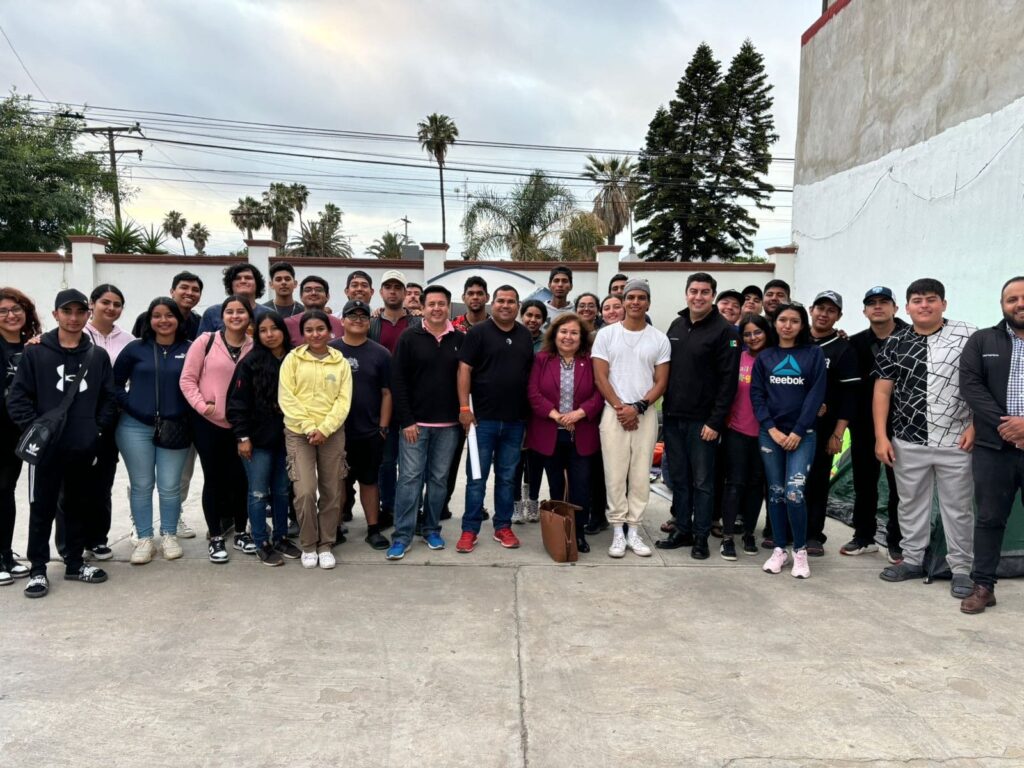 RECIBE TITULAR DE SEPESCA BC A ESTUDIANTES DE LA FACULTAD DE CIENCIAS DEL MAR DE LA UAS