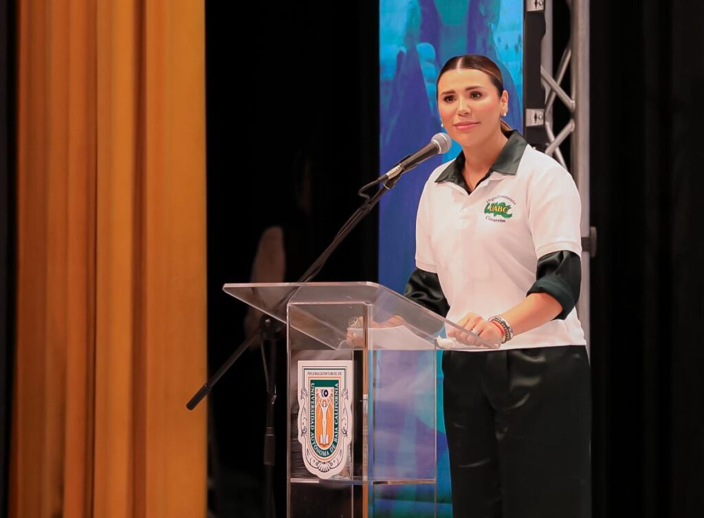 SE PONE LA CAMISETA CIMARRONA GOBERNADORA MARINA DEL PILAR EN CEREMONIA DE BIENVENIDA A ESTUDIANTES