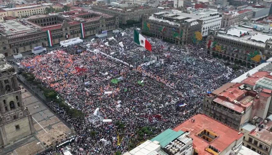 Miles llenan el Zócalo en la conmemoración de los siete años de la 4T; Rosina del Villar acompaña a la presidenta Sheinbaum